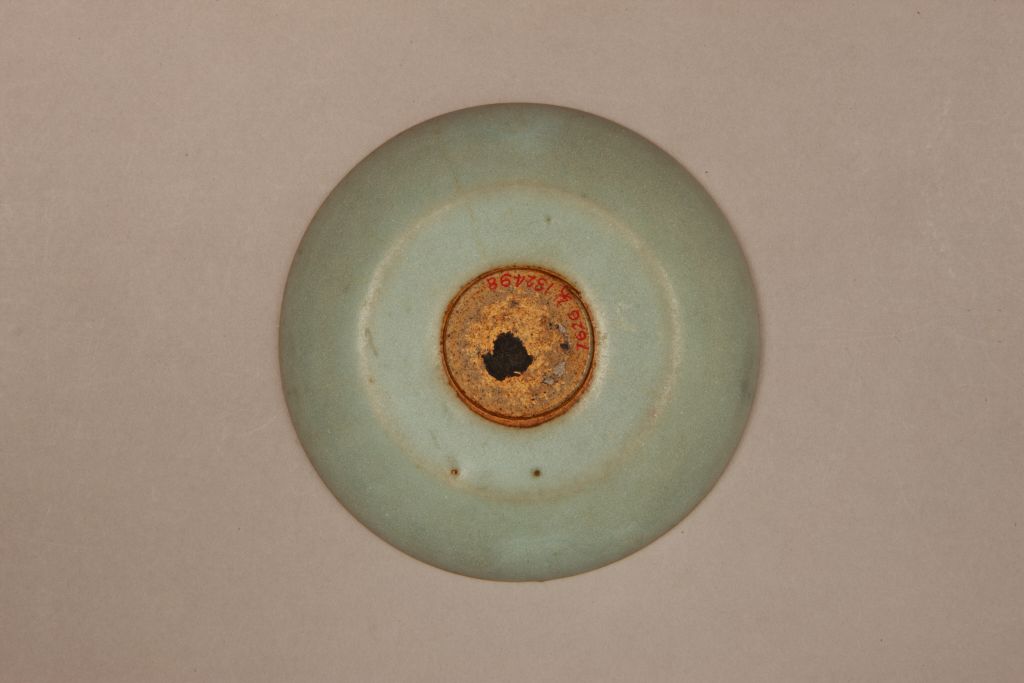 钧窑天蓝釉卧足盘底部